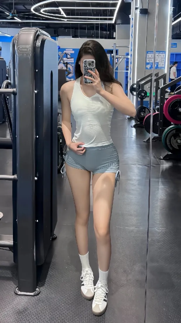 健身美女手机壁纸｜健身房对镜自拍背景图片 - 运动穿搭「哲风壁纸」