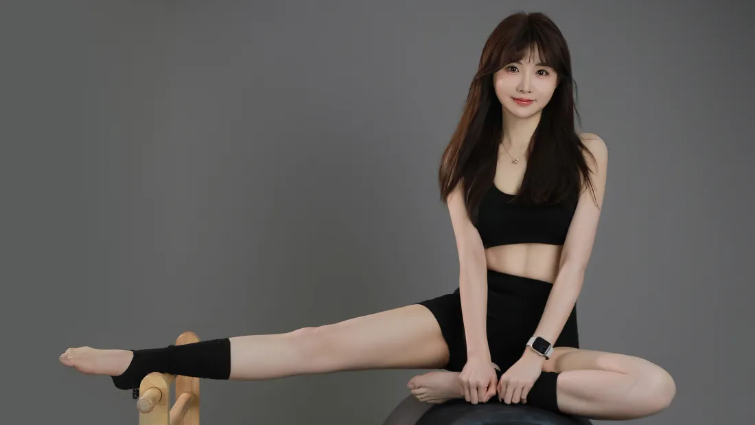 4k少女壁纸｜灰色背景图片 - 运动风甜美写真「哲风壁纸」
