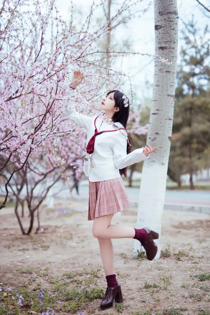 Shika小鹿鹿手机壁纸｜春日樱花背景图片 - 白色JK少女写真「哲风壁纸」