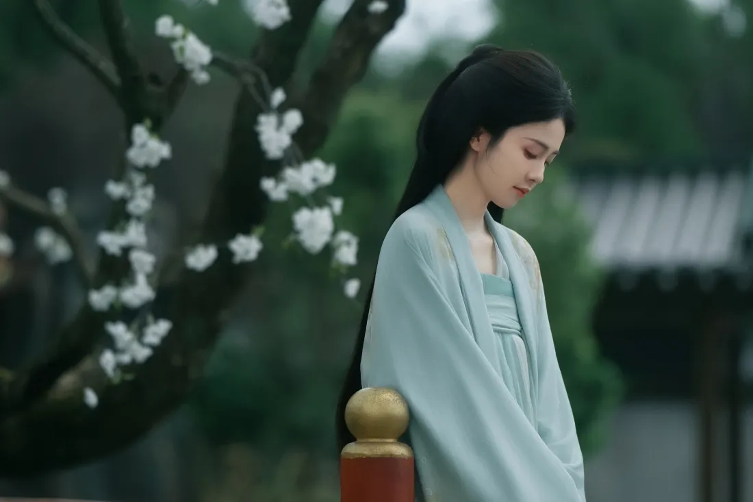 4k白鹿壁纸｜古风古装背景图片 - 梨花树下温婉清冷美人「哲风壁纸」