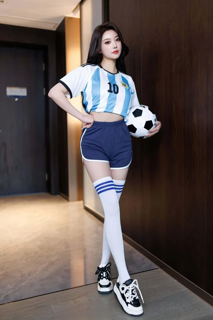 足球宝贝手机壁纸｜梅西球衣室内背景图片 - 时尚运动美女「哲风壁纸」