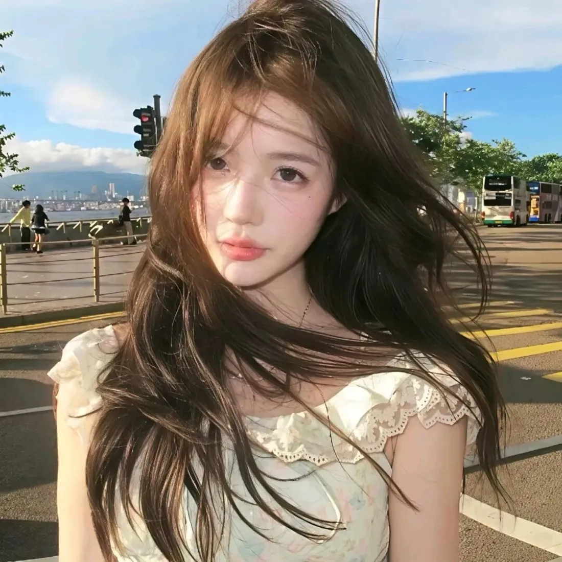 氛围感美女手机壁纸｜城市滨海街景背景图片 - 温柔清新人像「哲风壁纸」