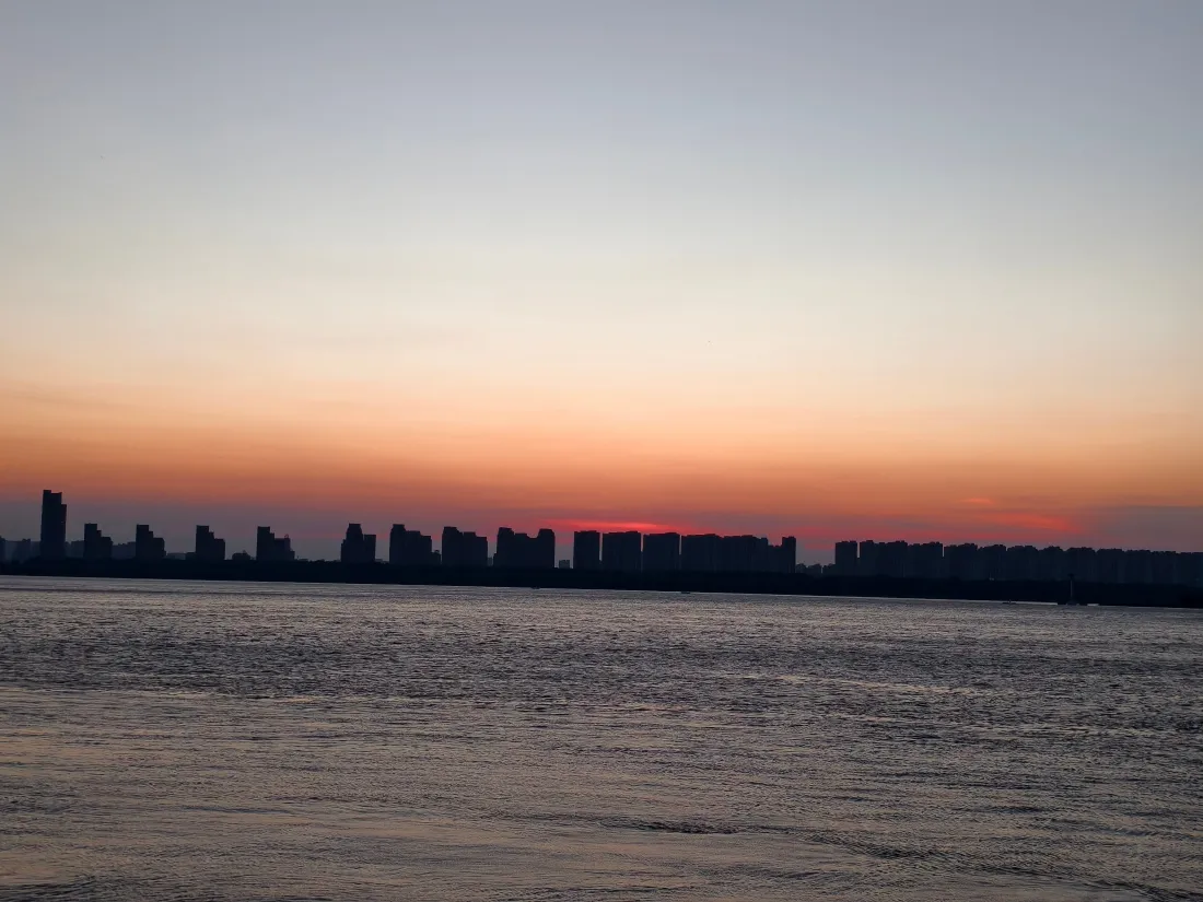4k江边晚霞壁纸｜城市江景背景图片 - 日落黄昏天际景色「哲风壁纸」