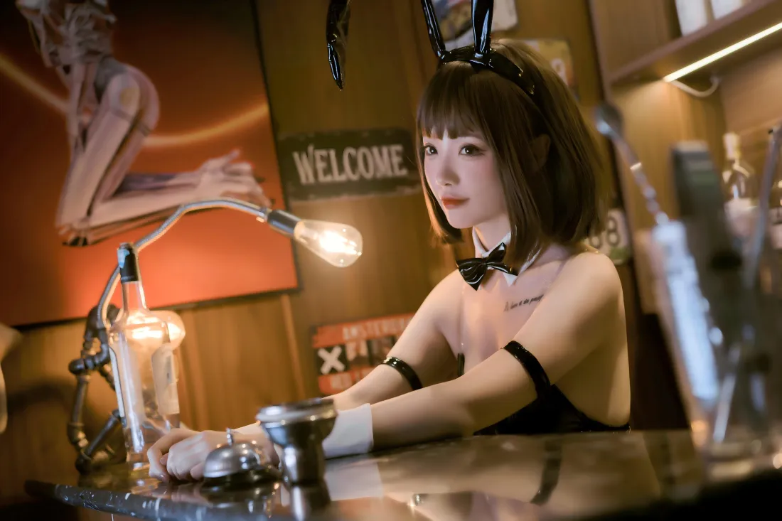 8k兔女郎cos壁纸｜吧台暖光背景图片 - 短发美女写真「哲风壁纸」