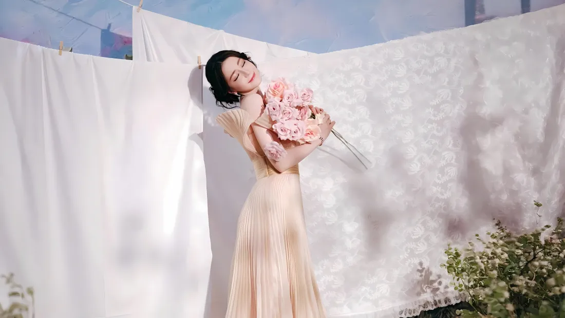 5k迪丽热巴壁纸｜浅裙捧花白幕背景图片 - 时尚清新写真「哲风壁纸」