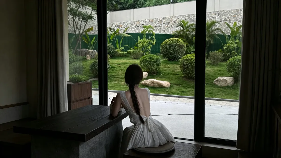 3k露背长裙少女壁纸｜庭院绿植背景图片 - 治愈休闲氛围感「哲风壁纸」