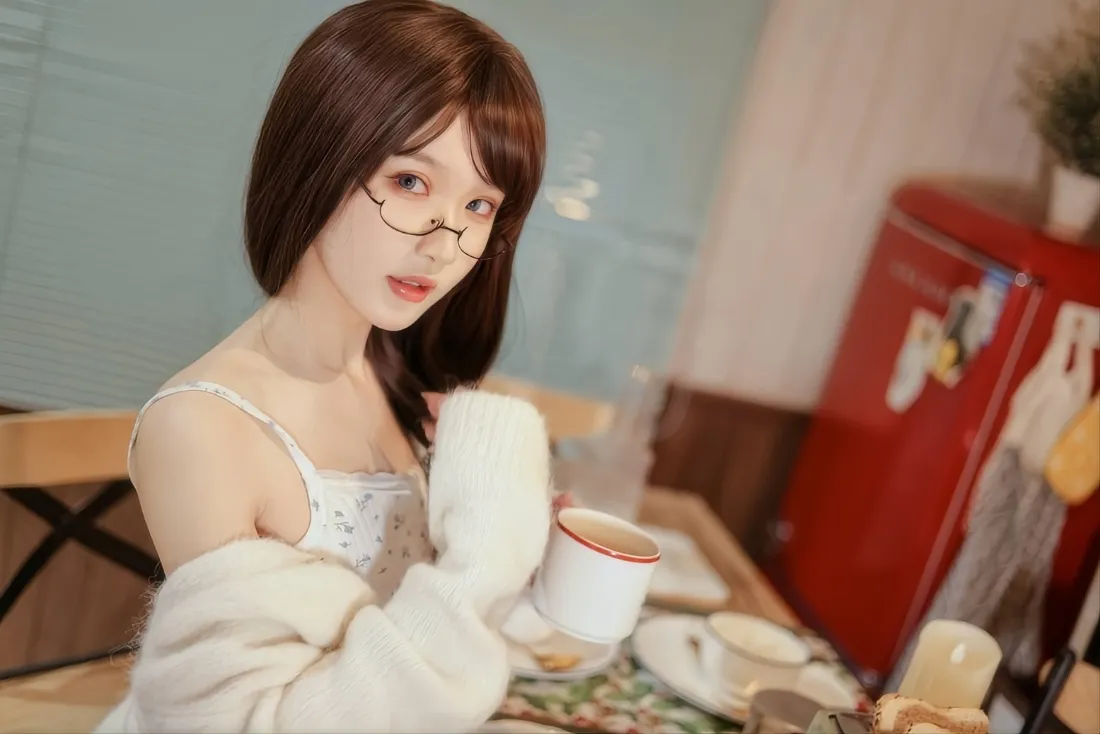 2k戴眼镜美女壁纸｜居家休闲场景背景图片 - 清新写真「哲风壁纸」