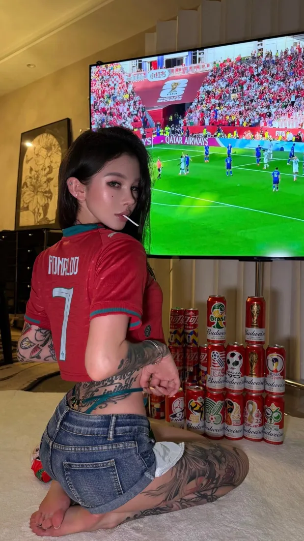 穿C罗球衣美女手机壁纸｜世界杯观赛背景图片 - 氛围感辣妹「哲风壁纸」