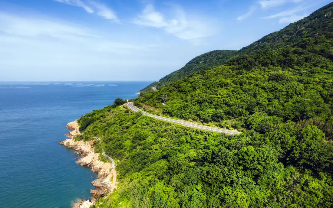 5k海岸线壁纸｜环山临海公路背景图片 - 自然海景风光「哲风壁纸」