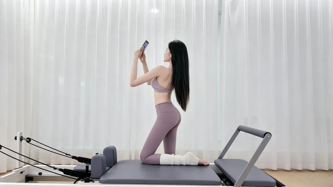 3k普拉提健身美女壁纸｜瑜伽馆训练背景图片 - 紫粉色瑜伽服「哲风壁纸」