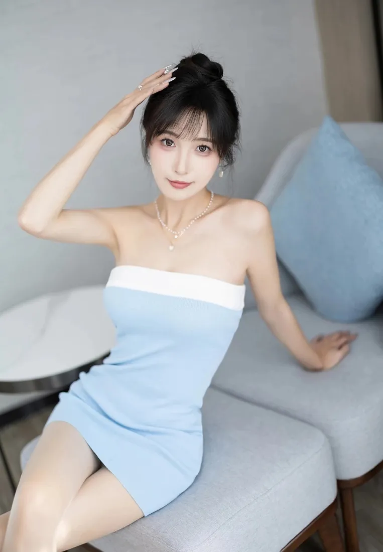 蓝裙美女手机壁纸｜浅色沙发居家背景图片 - 气质时尚写真「哲风壁纸」