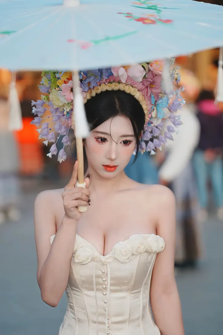 簪花美女手机壁纸｜街头撑伞背景图片 - 抹胸白裙人像写真「哲风壁纸」