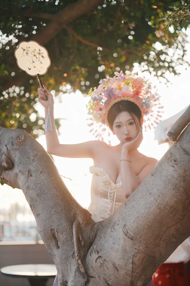 簪花少女手机壁纸｜户外树下背景图片 - 手持团扇氛围感写真「哲风壁纸」