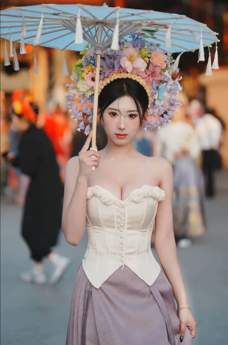 浔埔簪花美女手机壁纸｜古街油纸伞背景图片 - 氛围感人像写真「哲风壁纸」