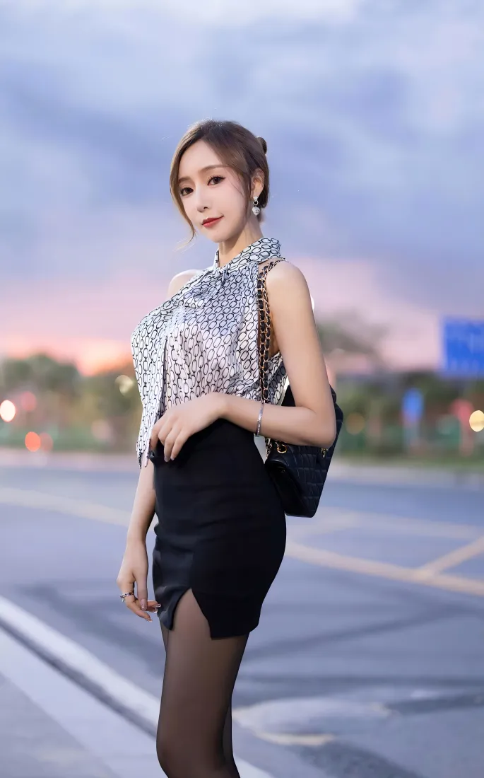气质美女手机壁纸｜黄昏马路背景图片 - 时尚穿搭写真「哲风壁纸」