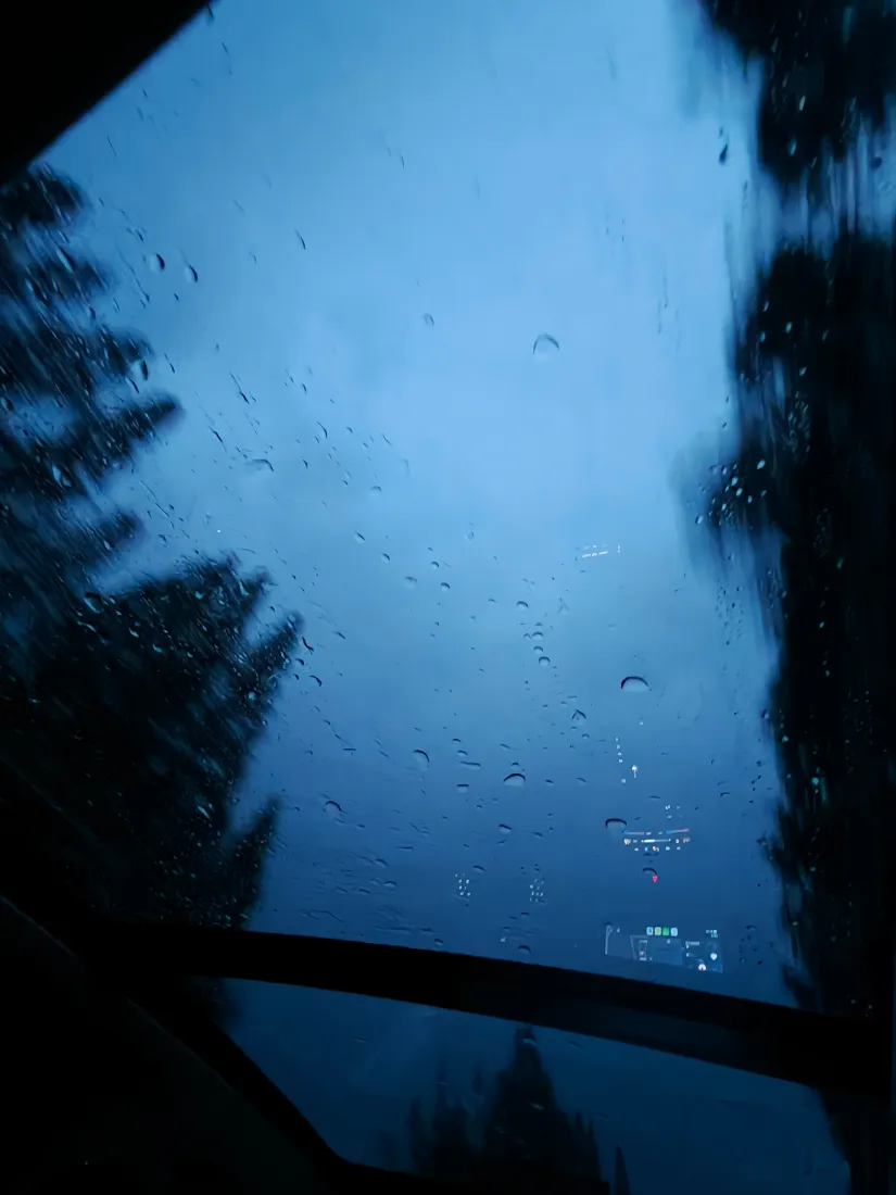 车窗风景手机壁纸｜雨天户外背景图片 - 蓝色雨景「哲风壁纸」