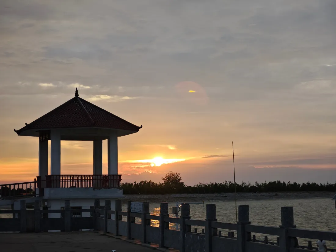 4k湖畔夕阳壁纸｜临水古亭背景图片 - 黄昏自然风景「哲风壁纸」