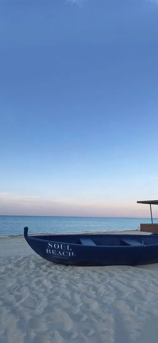 沙滩小船手机壁纸｜治愈海景背景图片 - 海边自然风光「哲风壁纸」
