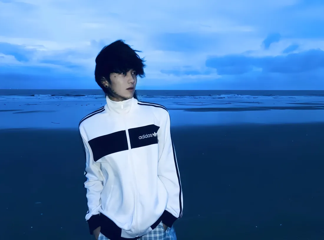 4k海边少年壁纸｜蓝色海岸背景图片 - 休闲穿搭氛围感男生「哲风壁纸」