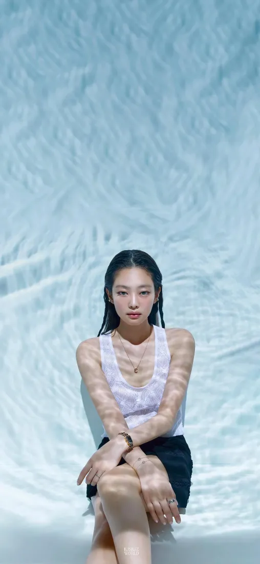 Jennie手机壁纸｜水波纹浅蓝背景图片 - 氛围感时尚写真「哲风壁纸」