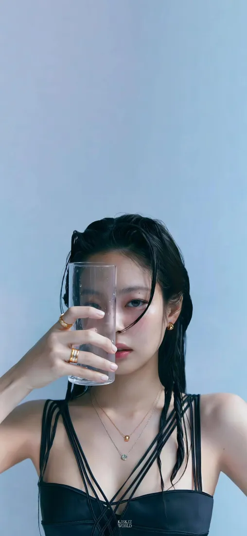 Jennie手机壁纸｜浅蓝纯色背景图片 - 时尚氛围感人像写真「哲风壁纸」