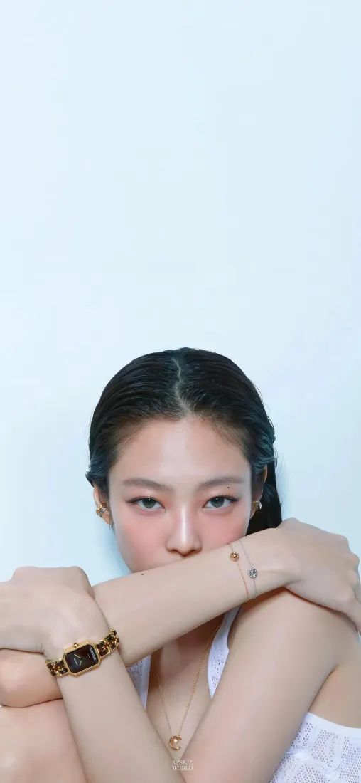 Jennie手机壁纸｜淡蓝背景图片 - 时尚氛围感女爱豆写真「哲风壁纸」