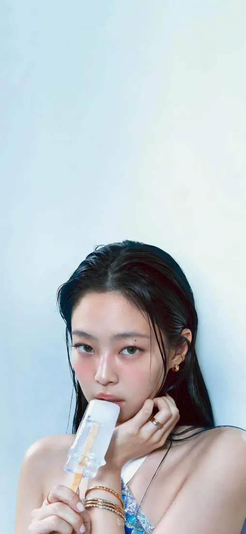 Jennie手机壁纸｜浅蓝简约背景图片 - 夏日清冷感时尚写真「哲风壁纸」