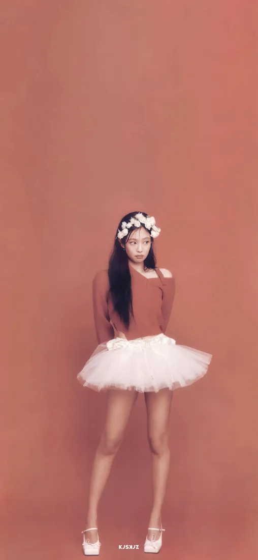 Jennie手机壁纸｜暖橙背景图片 - 芭蕾风时尚写真「哲风壁纸」