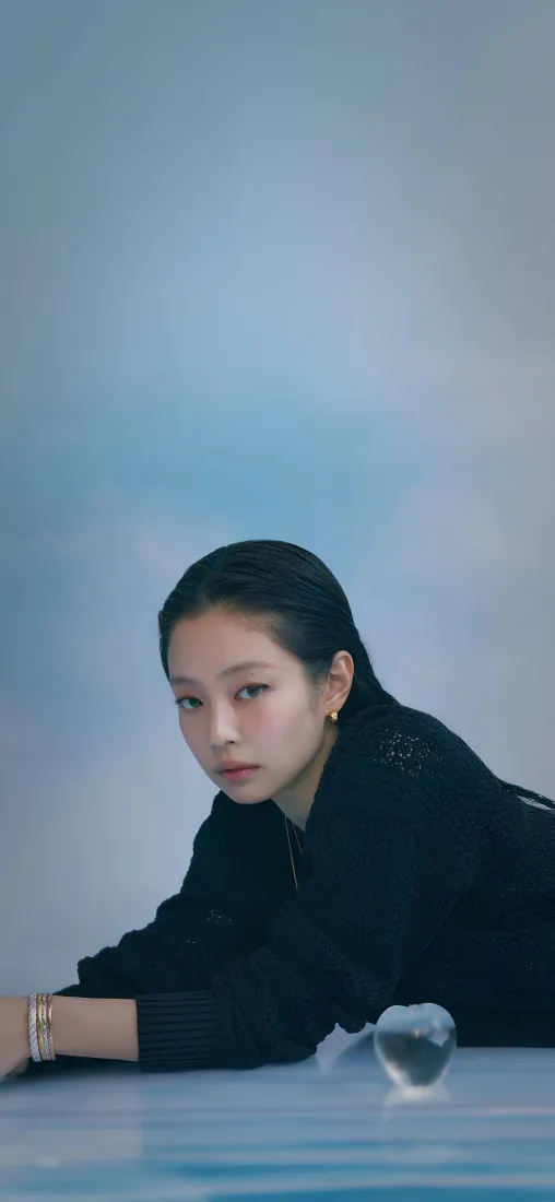 Jennie手机壁纸｜蓝色简约背景图片 - 清冷感时尚人像「哲风壁纸」