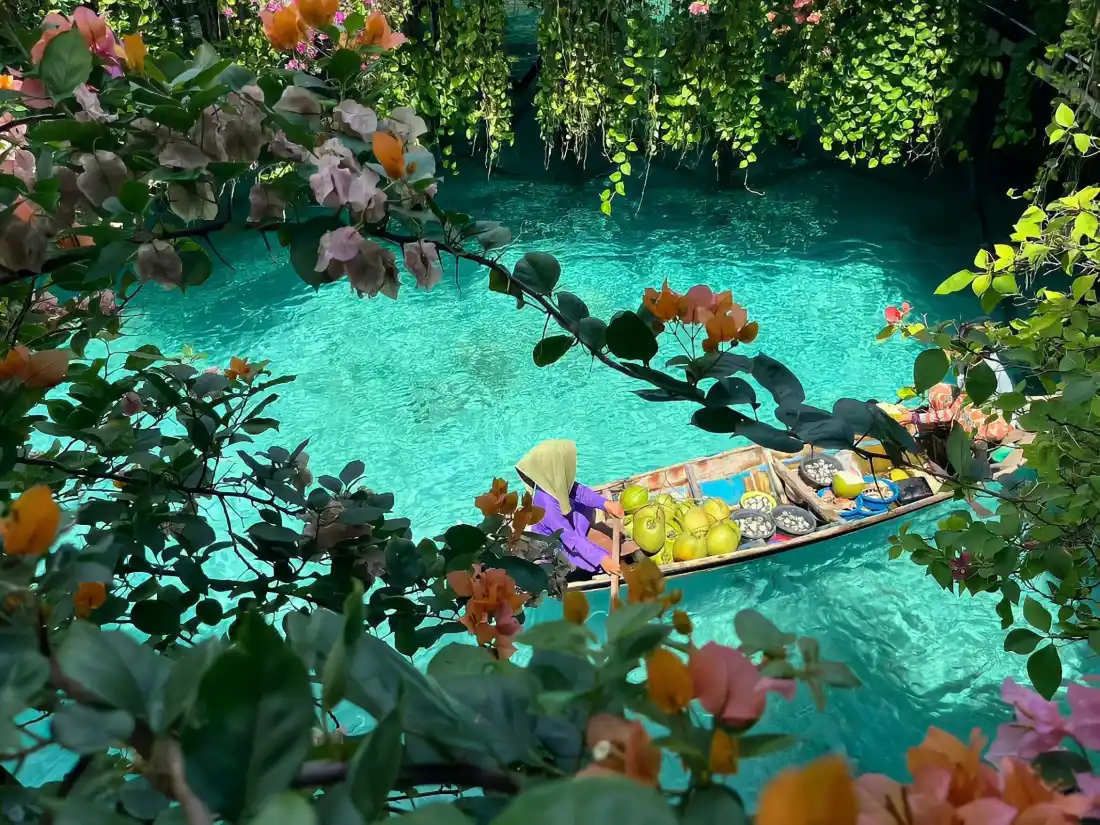 2k碧绿湖水壁纸｜鲜花小船自然背景图片 - 清新治愈风景「哲风壁纸」