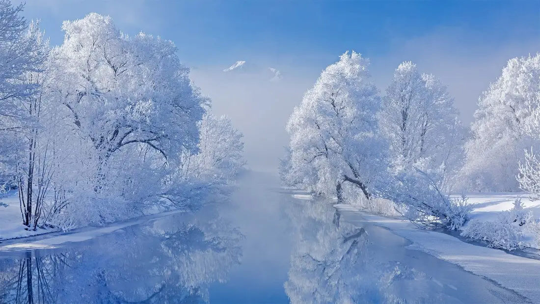2k冬日雪景壁纸｜雾凇湖面背景图片 - 简约清新自然风景「哲风壁纸」