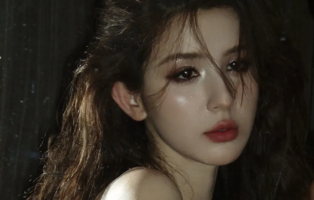 2k哈尼克孜壁纸｜暗调氛围感背景图片 - 卷发红唇美女「哲风壁纸」