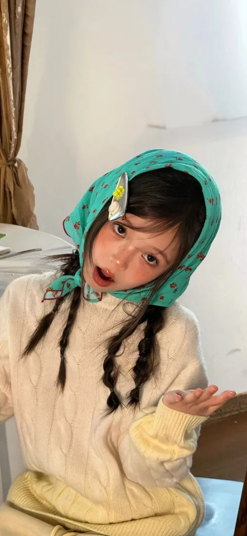 活泼甜妹手机壁纸｜居家室内背景图片 - 俏皮少女写真「哲风壁纸」