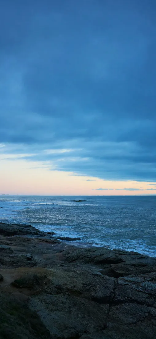 海岸岩石手机壁纸｜湖海风景背景图片 - 黄昏蓝天自然风光「哲风壁纸」