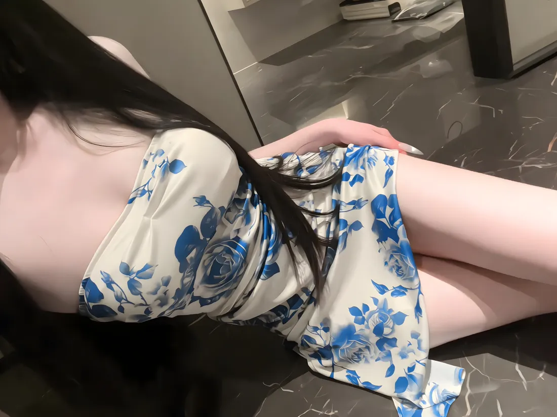 3k蓝花裙美女壁纸｜大理石地面背景图片 - 氛围感人像「哲风壁纸」
