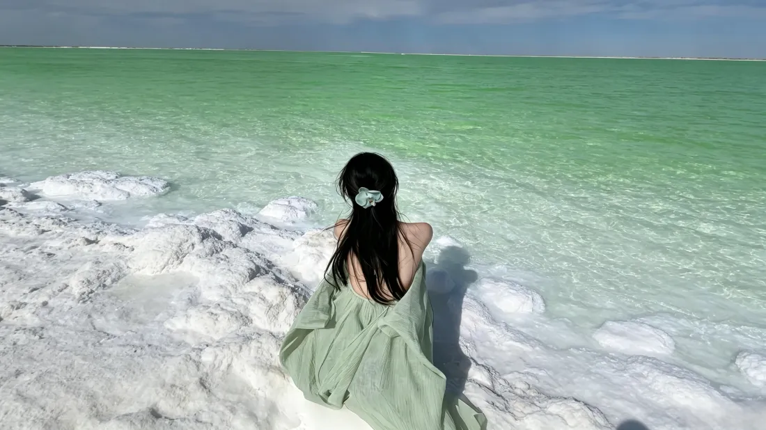 3k绿裙少女壁纸｜青色盐湖背景图片 - 治愈氛围感「哲风壁纸」