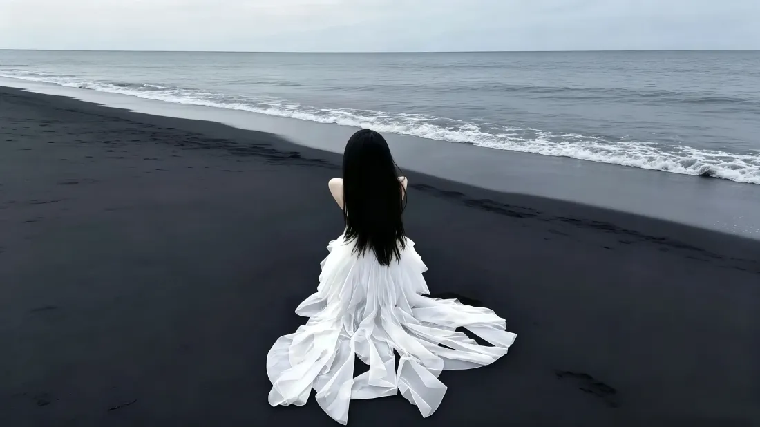 3k白裙少女壁纸｜黑沙滩海边背景图片 - 治愈氛围感「哲风壁纸」