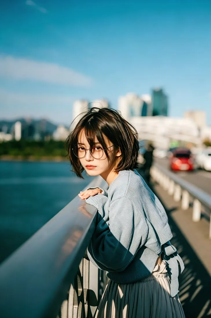 短发眼镜少女手机壁纸｜江边城市蓝天背景图片 - 魅力迷人写真「哲风壁纸」