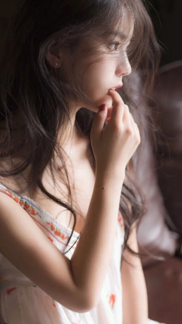 清纯少女手机壁纸｜暖光居家背景图片 - 魅力迷人写真「哲风壁纸」