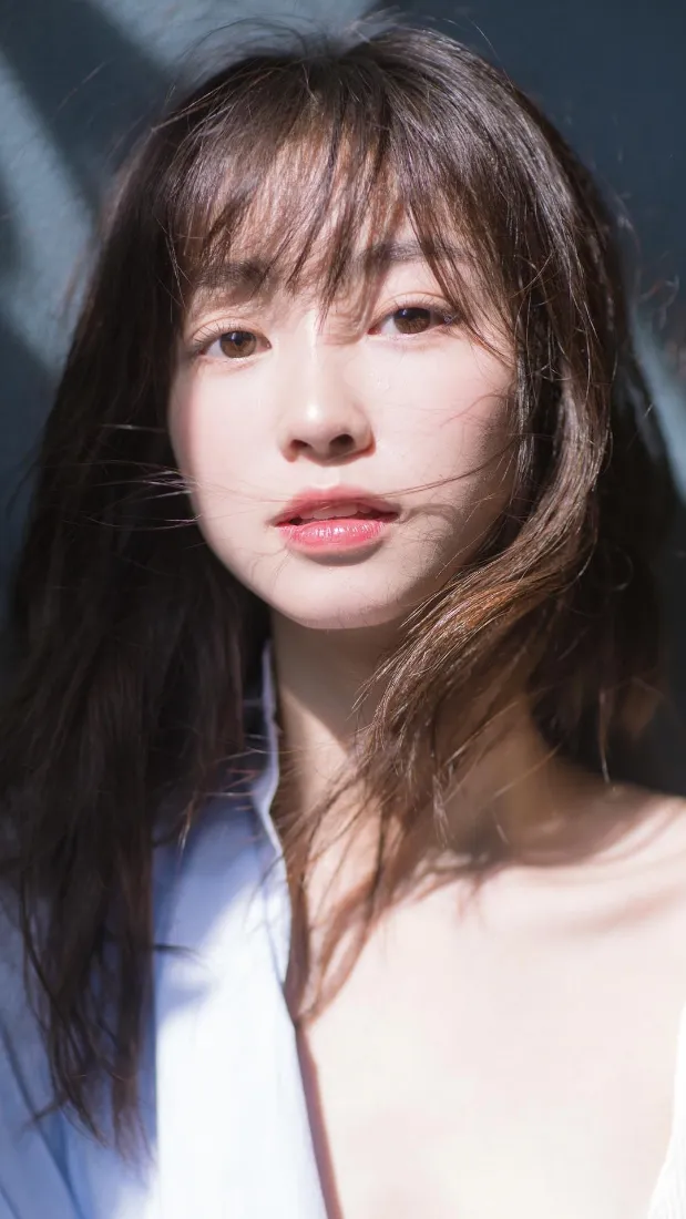 长发美女手机壁纸｜蓝色光影背景图片 - 氛围感写真「哲风壁纸」