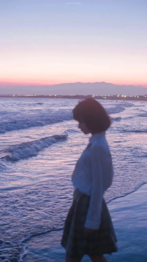 短发少女手机壁纸｜海边黄昏背景图片 - 治愈氛围感「哲风壁纸」