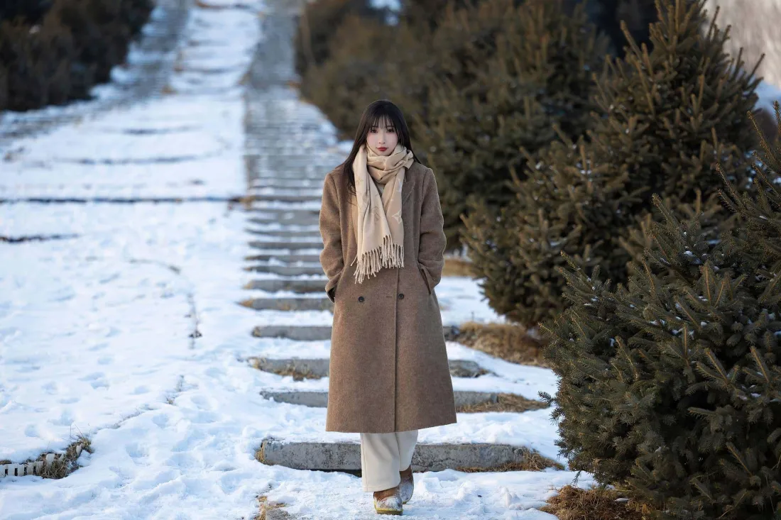 3k冬日美女壁纸｜雪地石阶背景图片 - 氛围感户外休闲人像「哲风壁纸」