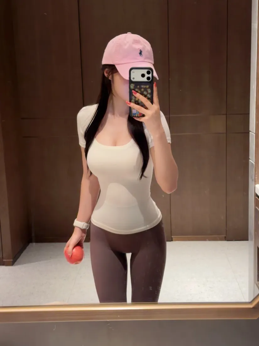 瑜伽穿搭美女手机壁纸｜居家对镜自拍背景图片 - 甜美运动风「哲风壁纸」
