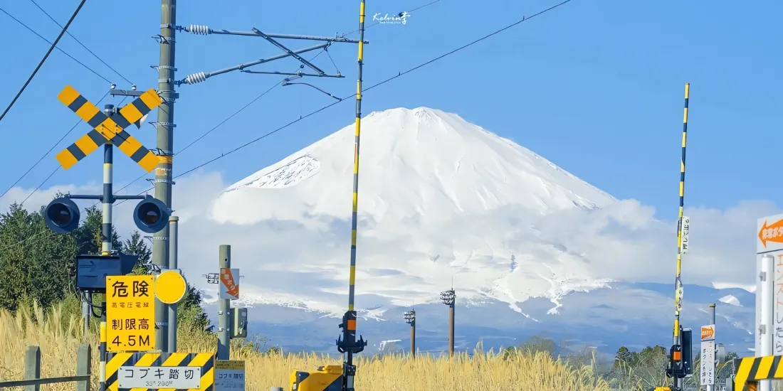 3k富士山壁纸｜铁道口风景背景图片 - 雪山蓝天风光「哲风壁纸」