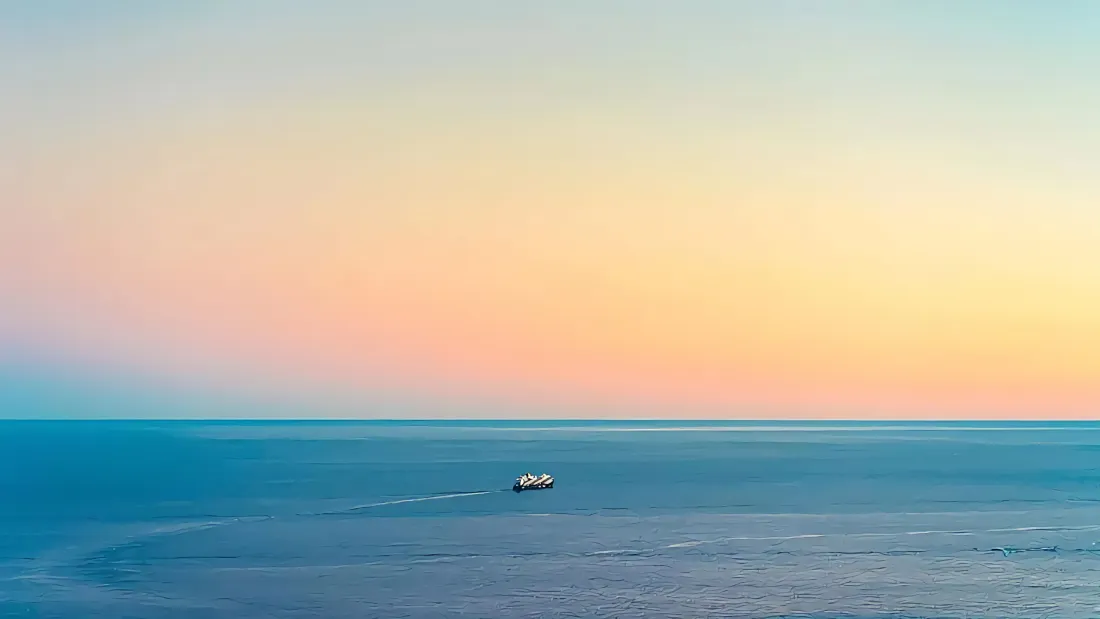 3k海边日落壁纸｜渐变天空背景图片 - 蓝色海面小船风景「哲风壁纸」