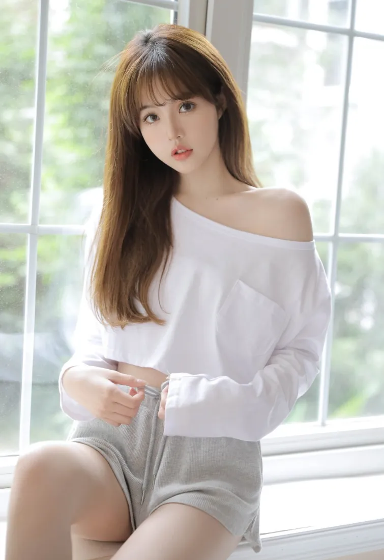露肩美女手机壁纸｜窗边居家背景图片 - 清新少女写真「哲风壁纸」