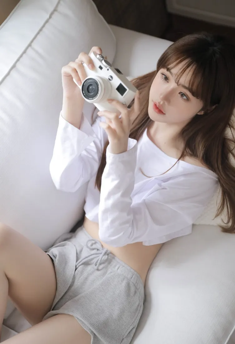 露肩美女手机壁纸｜居家沙发背景图片 - 手持相机写真「哲风壁纸」