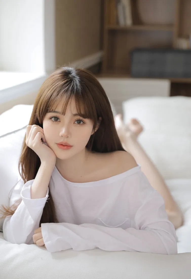露肩美女手机壁纸｜居家卧室背景图片 - 清纯长发少女写真「哲风壁纸」