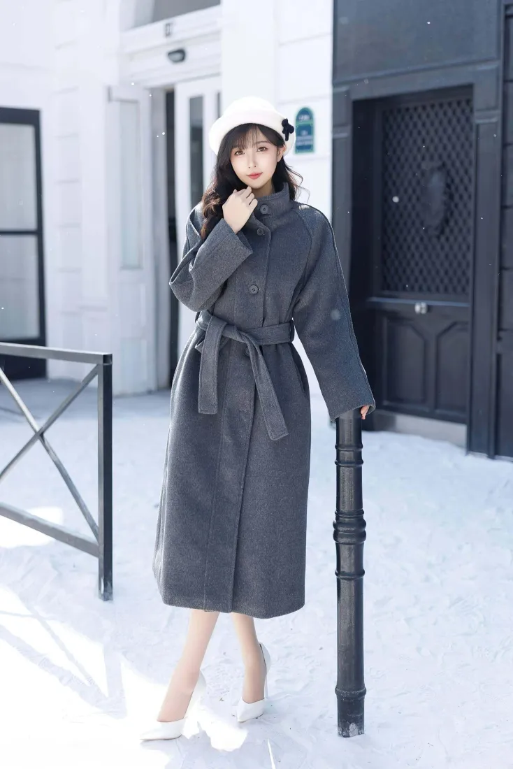 气质性感美女手机壁纸｜冬日户外雪地背景图片 - 灰色大衣穿搭「哲风壁纸」