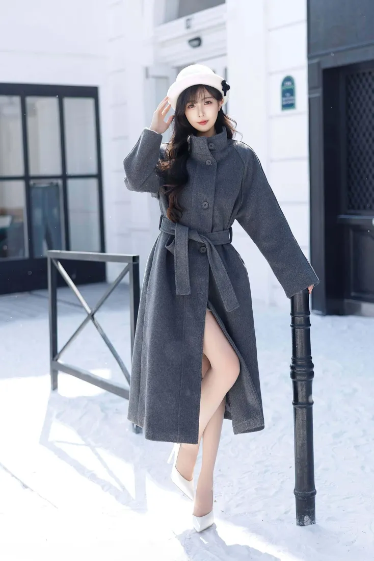 气质美女手机壁纸｜冬日街头背景图片 - 时尚性感穿搭「哲风壁纸」